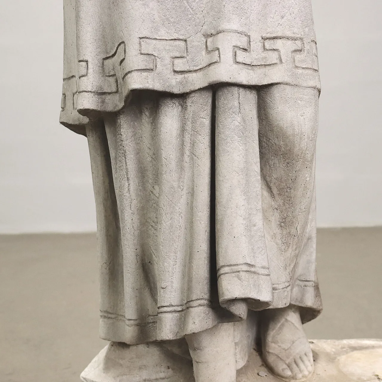 Scultura di donna con anfore in graniglia, inizio '900 7