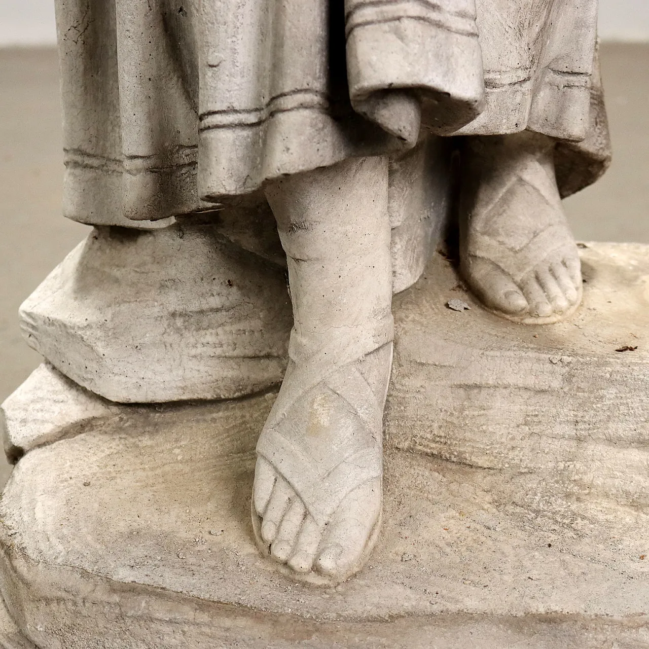 Scultura di donna con anfore in graniglia, inizio '900 8