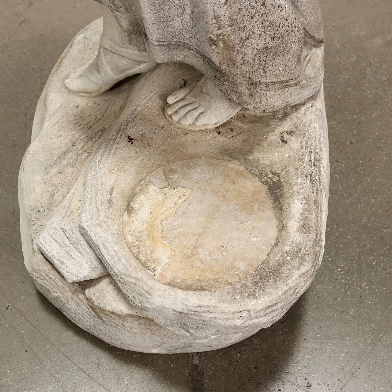 Scultura di donna con anfore in graniglia, inizio '900 9