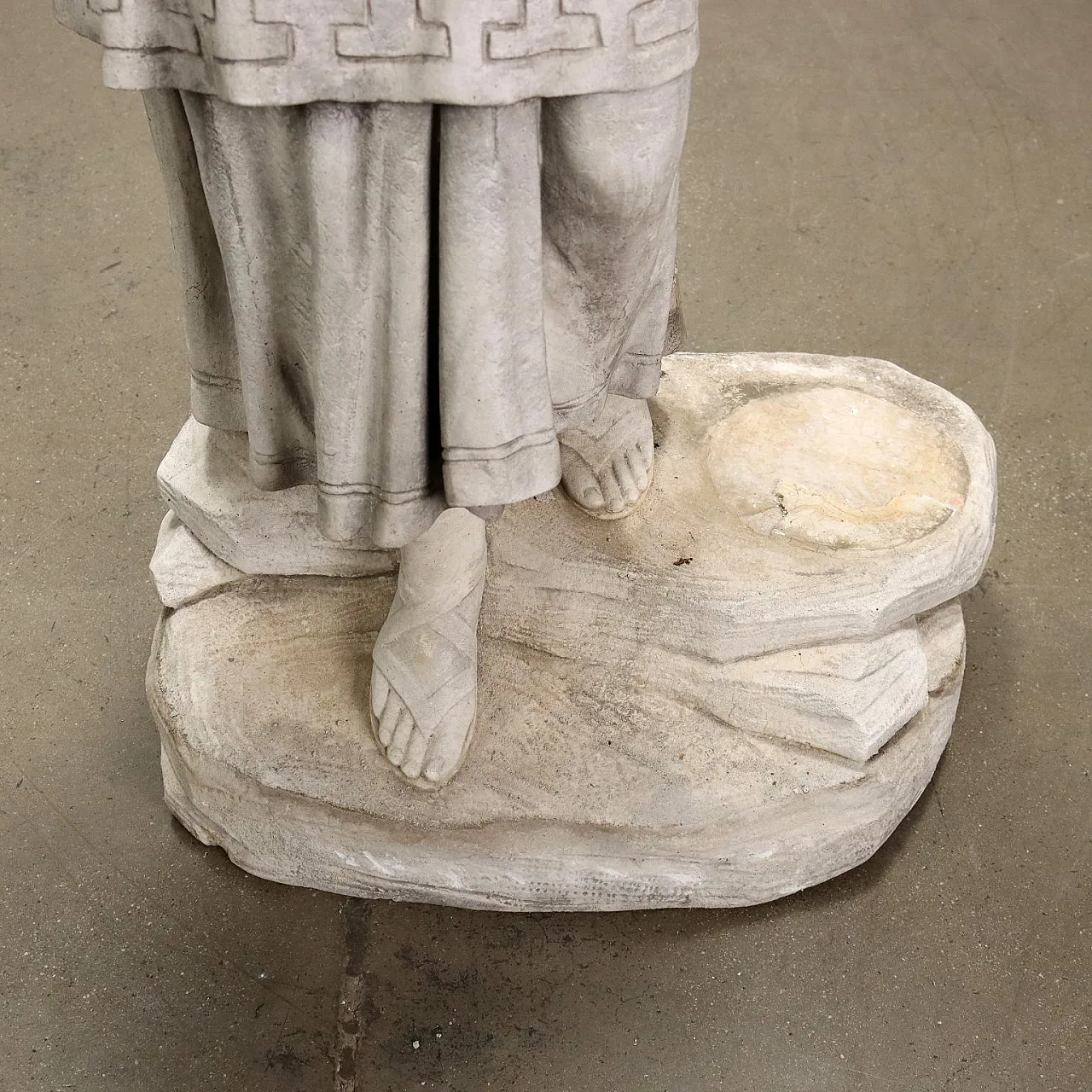 Scultura di donna con anfore in graniglia, inizio '900 10