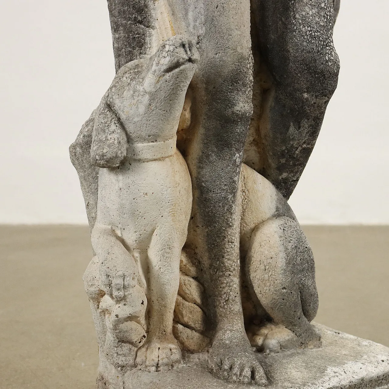 Scultura da giardino in graniglia di Apollo con cane 5