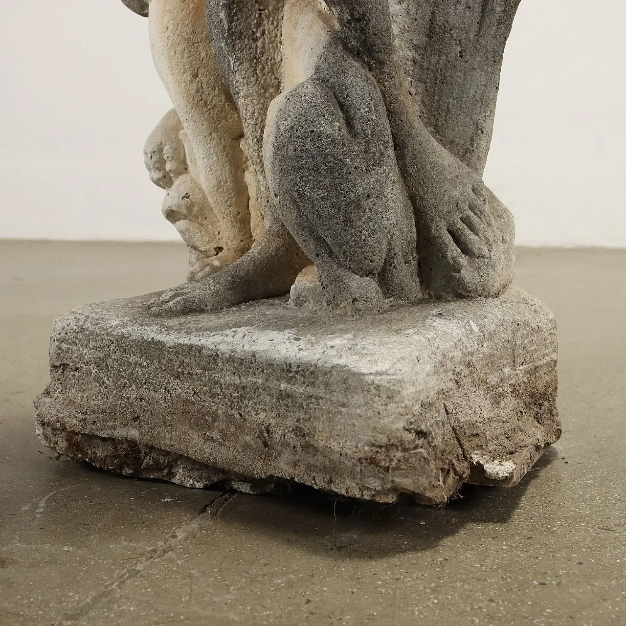 Scultura da giardino in graniglia di Apollo con cane 6