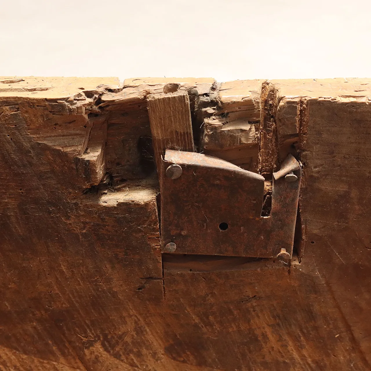 Cassapanca in noce, '600 8