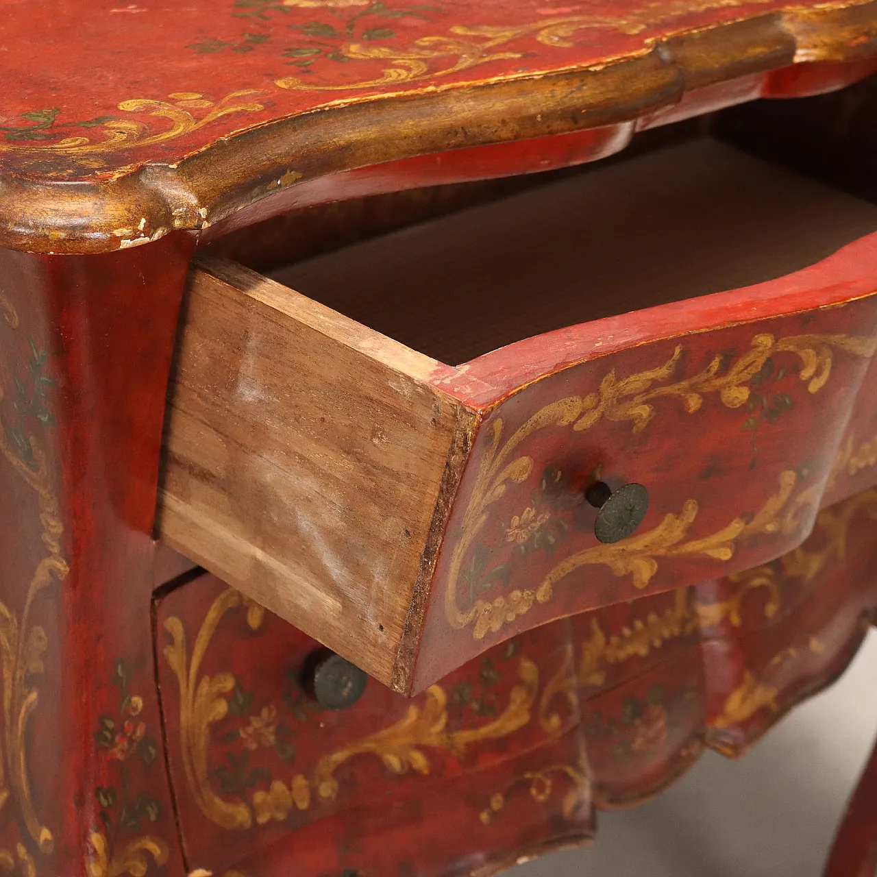 Cassettone in legno e lacca bordeaux, fine '800 4