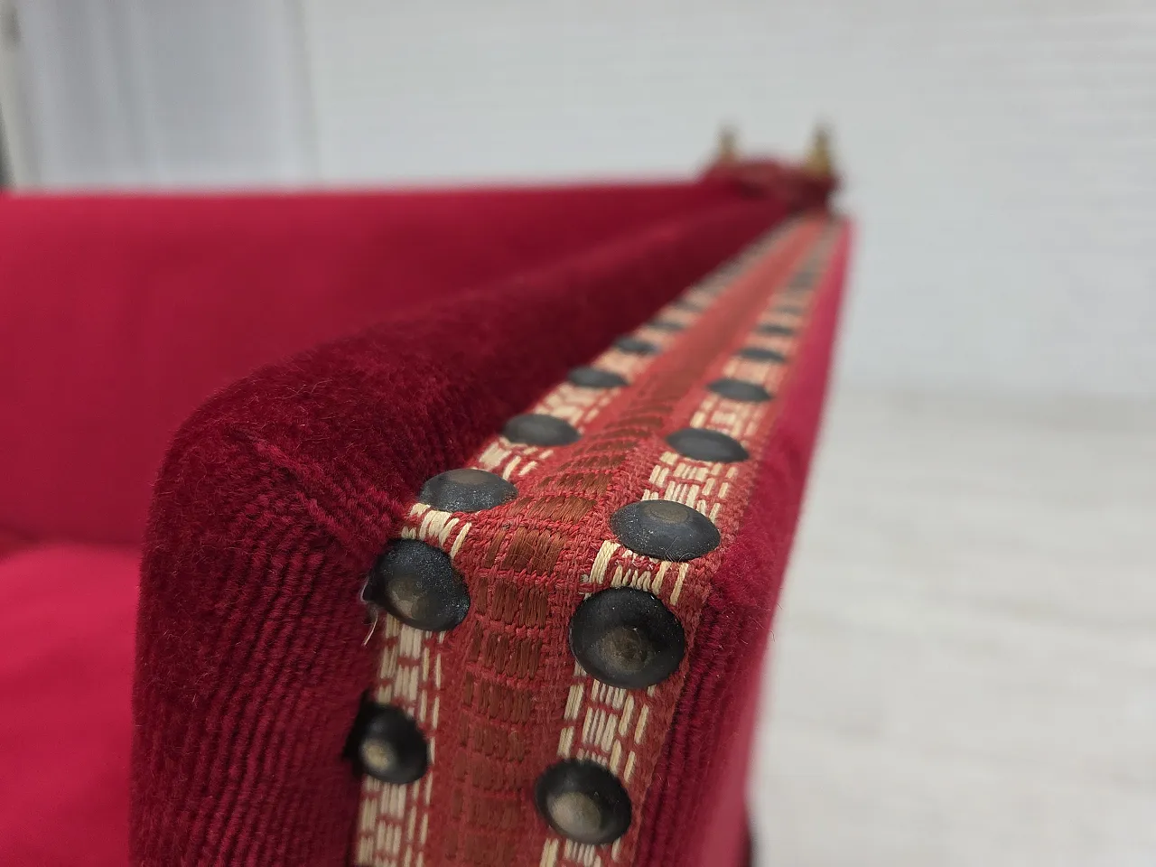 Divano danese spagnolo in velluto, gambe in frassino, anni '70 3