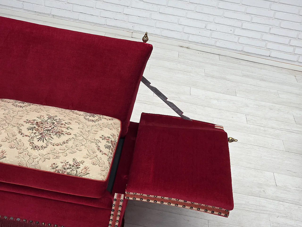 Divano danese spagnolo in velluto, gambe in frassino, anni '70 6