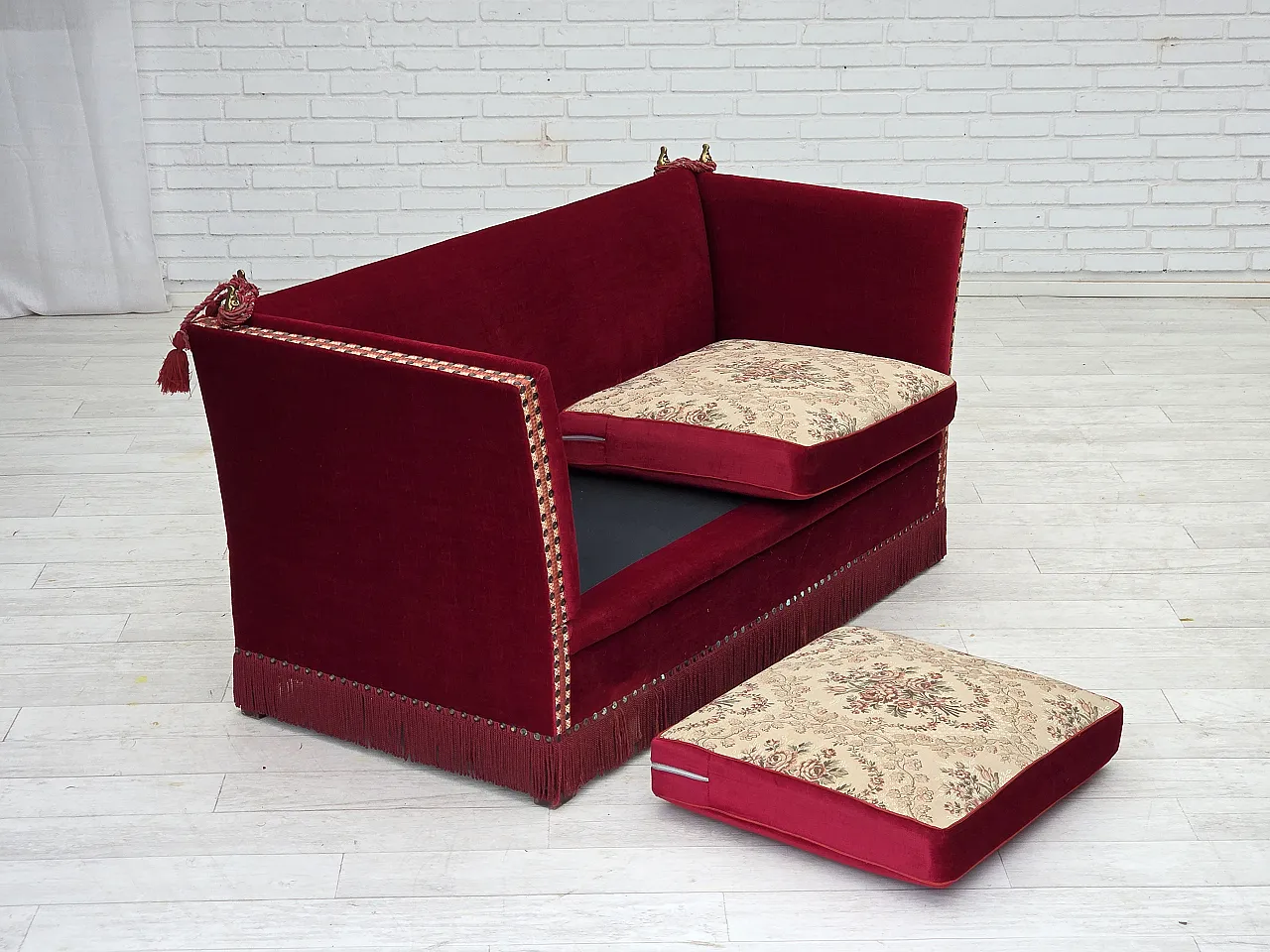 Divano danese spagnolo in velluto, gambe in frassino, anni '70 8