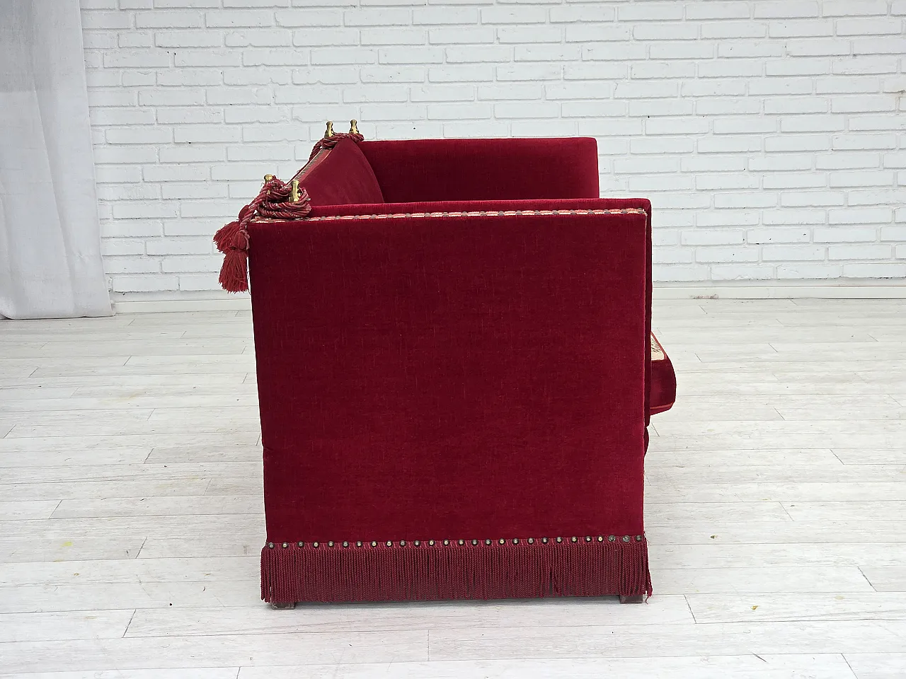 Divano danese spagnolo in velluto, gambe in frassino, anni '70 9