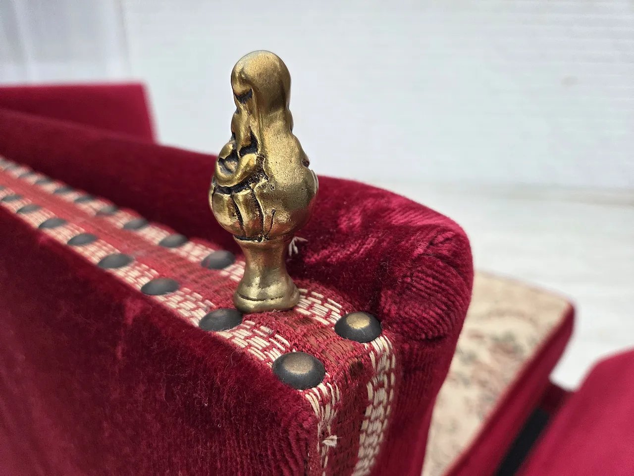 Divano danese spagnolo in velluto, gambe in frassino, anni '70 12