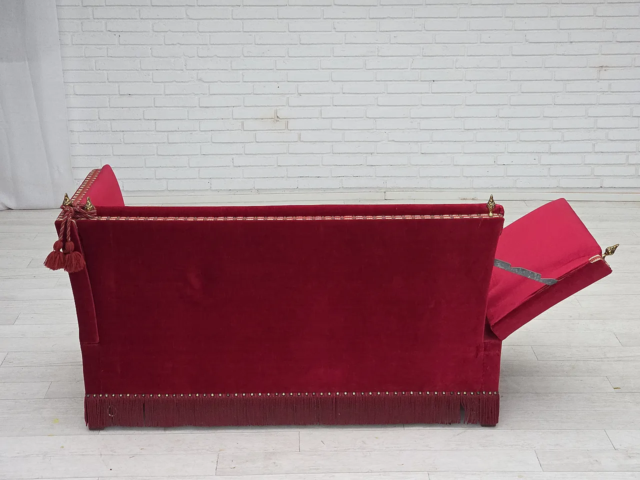 Divano danese spagnolo in velluto, gambe in frassino, anni '70 13