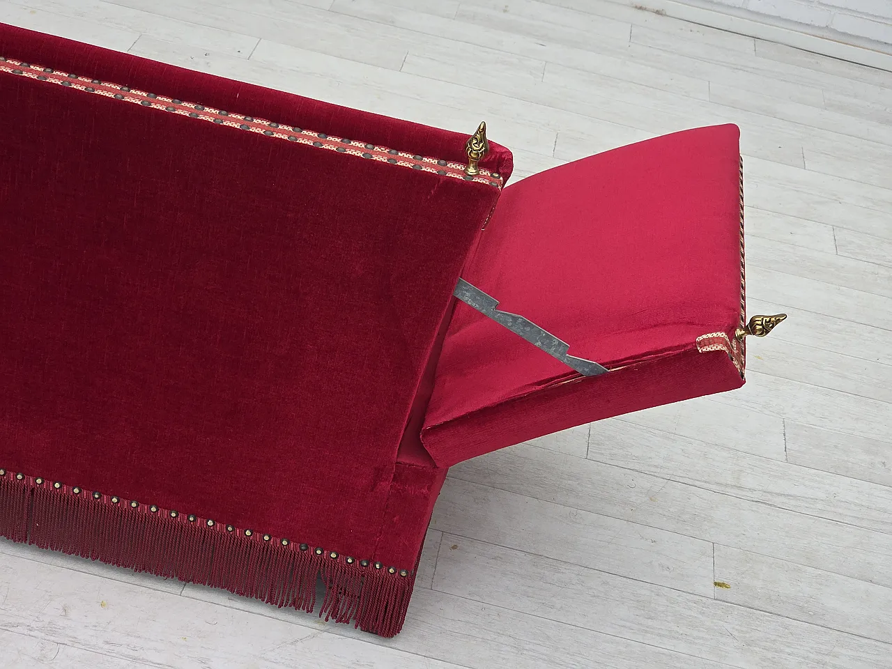 Divano danese spagnolo in velluto, gambe in frassino, anni '70 14