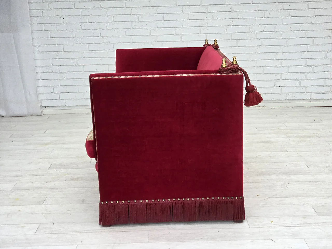 Divano danese spagnolo in velluto, gambe in frassino, anni '70 17