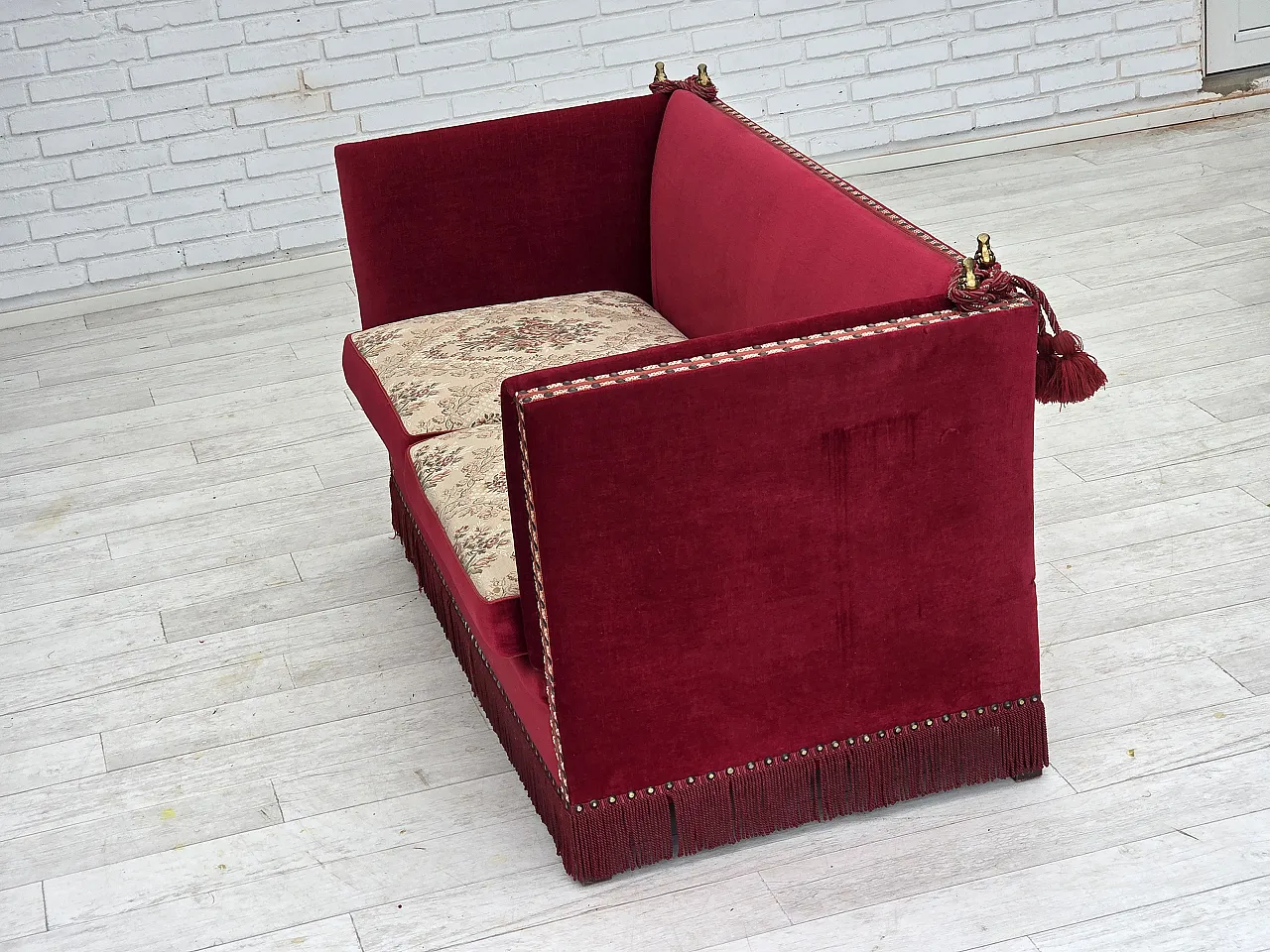Divano danese spagnolo in velluto, gambe in frassino, anni '70 18