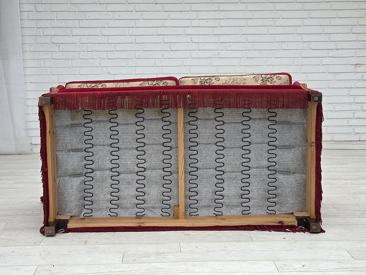 Divano danese spagnolo in velluto, gambe in frassino, anni '70 20