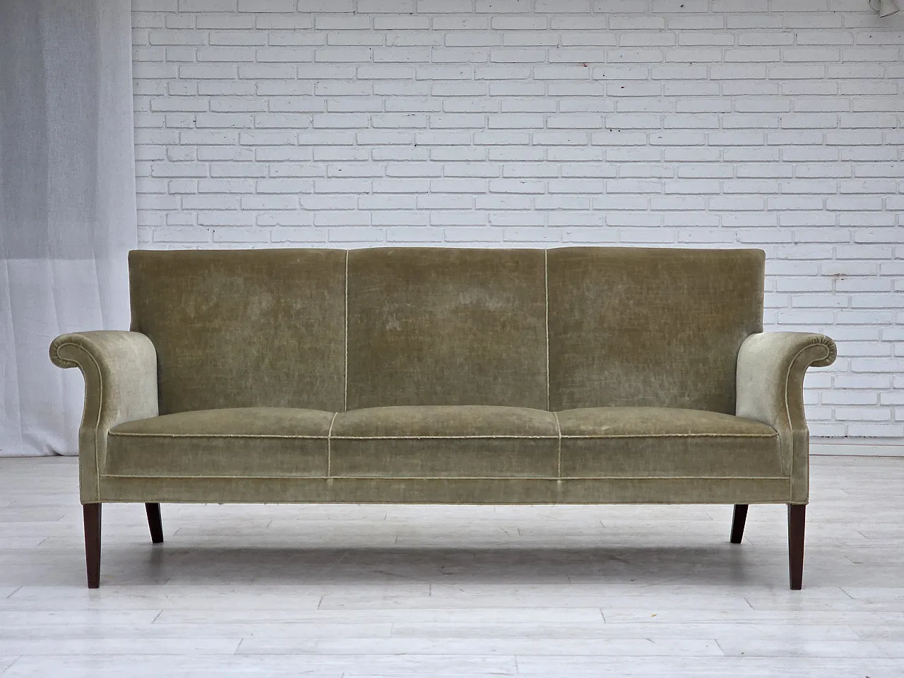 Divano danese a 3 posti, in velluto verde chiaro, anni '60 1