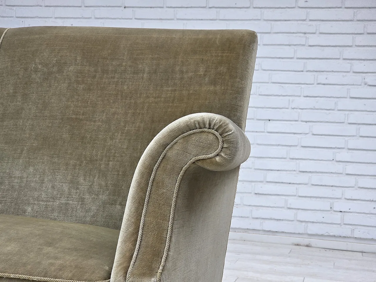 Divano danese a 3 posti, in velluto verde chiaro, anni '60 4