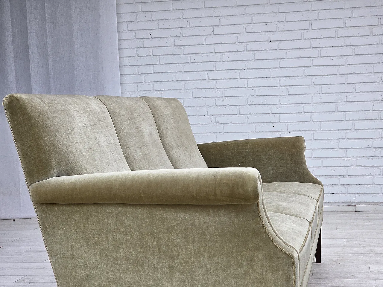 Divano danese a 3 posti, in velluto verde chiaro, anni '60 9