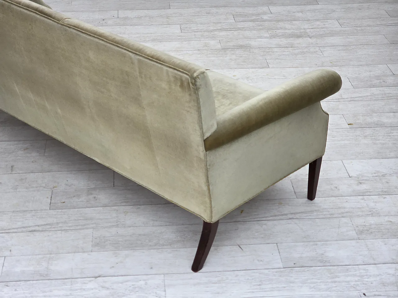 Divano danese a 3 posti, in velluto verde chiaro, anni '60 12
