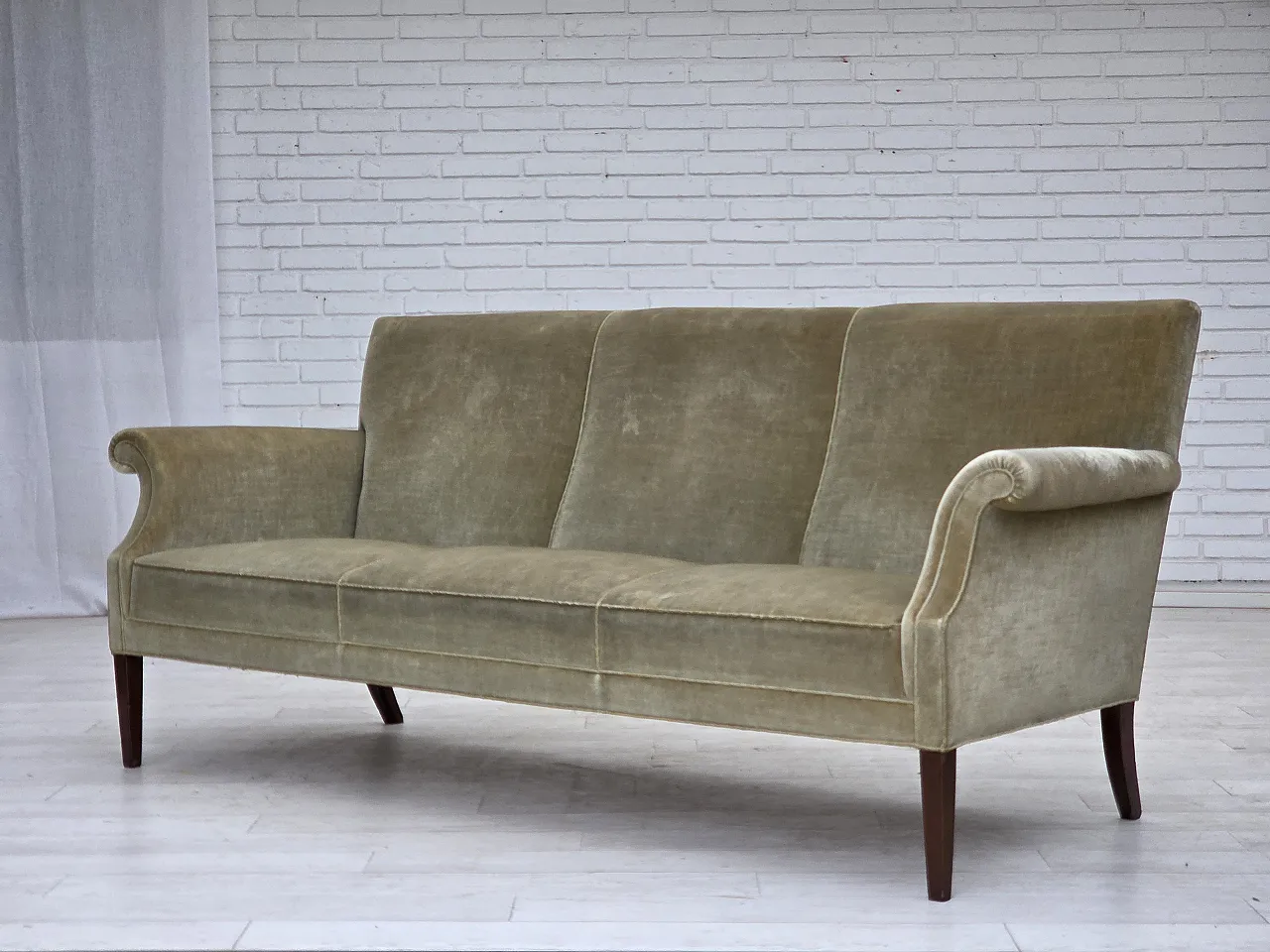 Divano danese a 3 posti, in velluto verde chiaro, anni '60 14