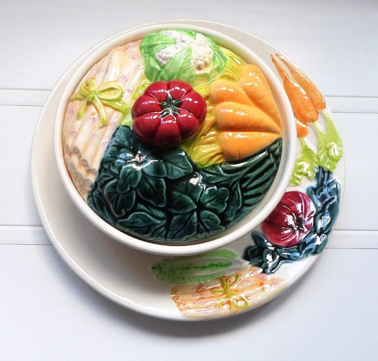 set of plate, covered terrine with majolica polychrome vegetables, 80s 4