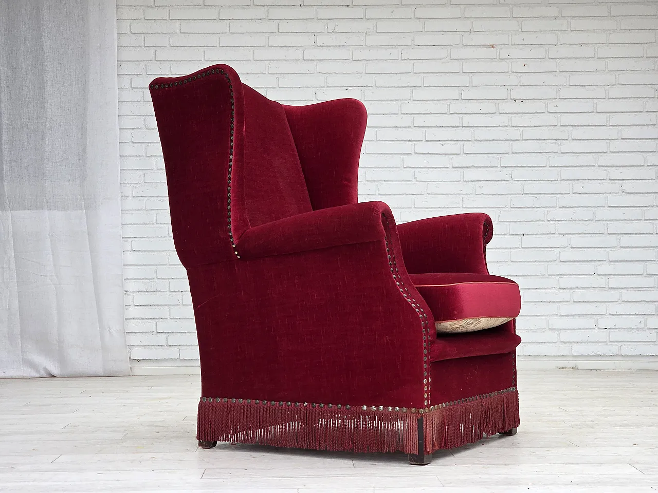 Poltrona danese schienale alto, velluto rosso, in frassino, anni '60 1