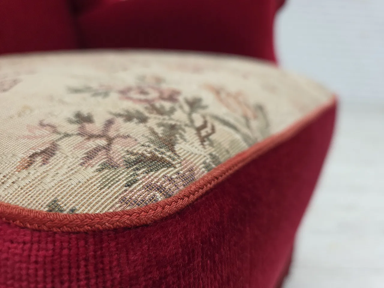 Poltrona danese schienale alto, velluto rosso, in frassino, anni '60 4