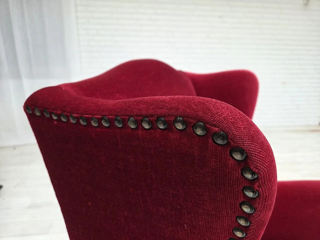 Poltrona danese schienale alto, velluto rosso, in frassino, anni '60 7