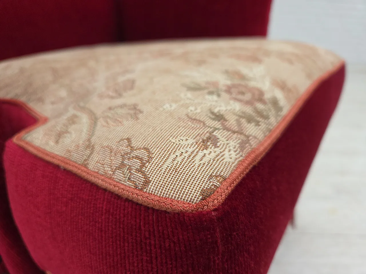 Poltrona danese, velluto rosso, in frassino, anni '70 6