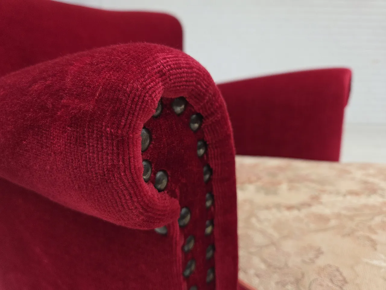 Poltrona danese, velluto rosso, in frassino, anni '70 7