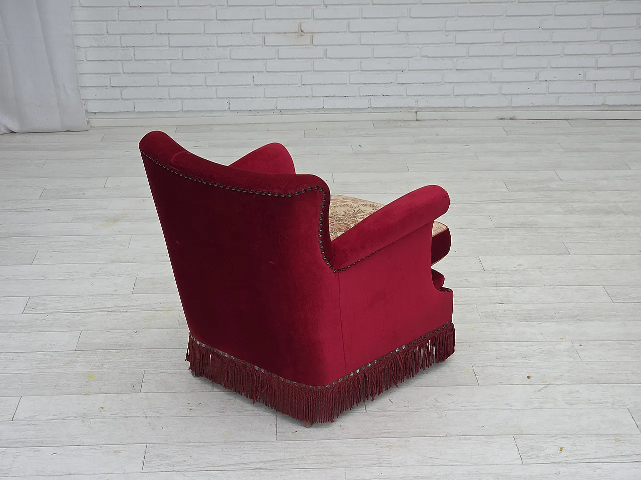 Poltrona danese, velluto rosso, in frassino, anni '70 11