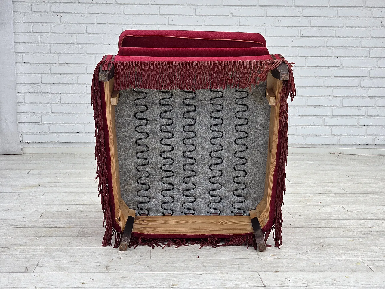 Poltrona danese, velluto rosso, in frassino, anni '70 15