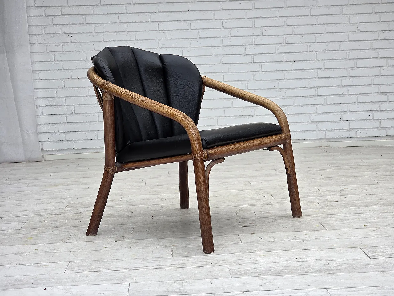 Poltrona danese, rattan, ecopelle nera, anni '70 1