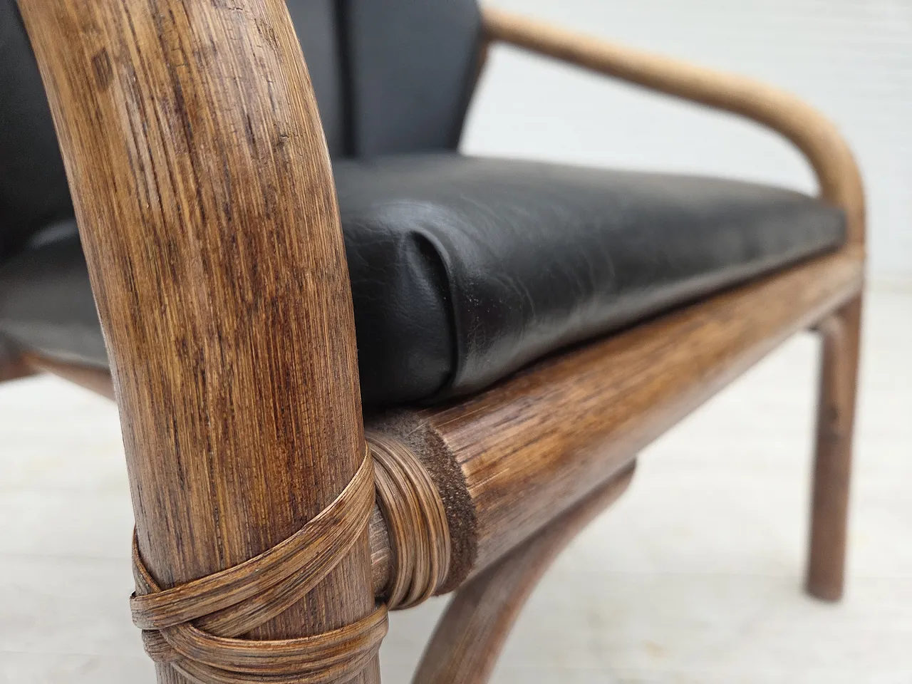 Poltrona danese, rattan, ecopelle nera, anni '70 4