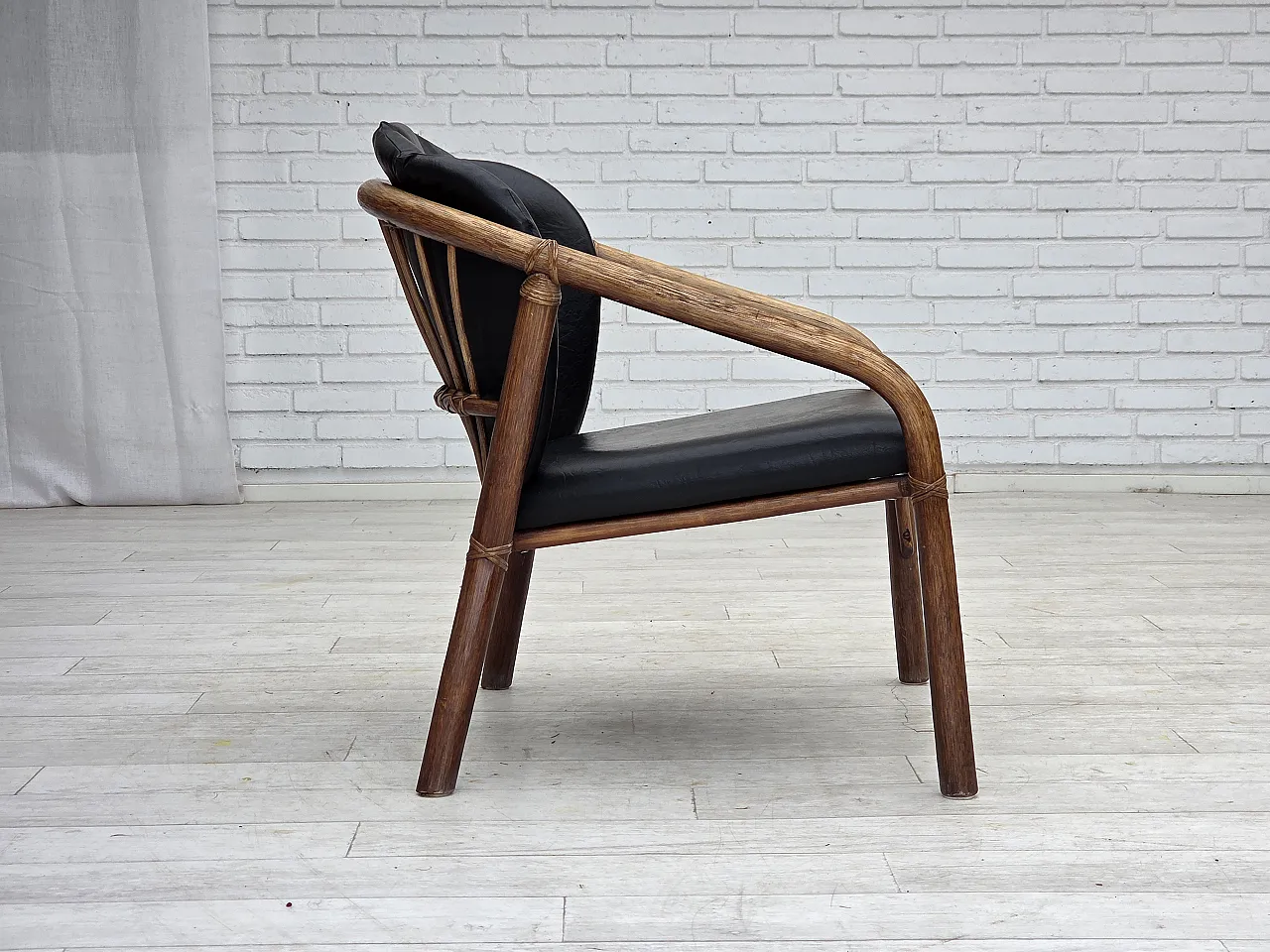 Poltrona danese, rattan, ecopelle nera, anni '70 8