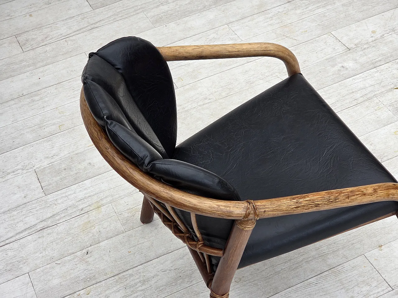 Poltrona danese, rattan, ecopelle nera, anni '70 9