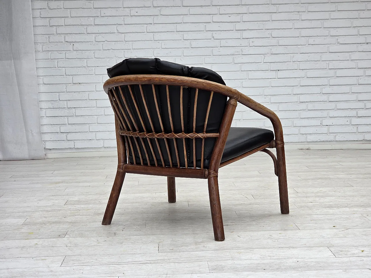 Poltrona danese, rattan, ecopelle nera, anni '70 10