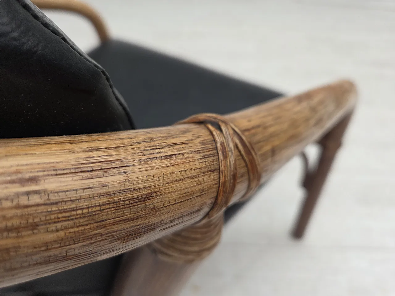 Poltrona danese, rattan, ecopelle nera, anni '70 12