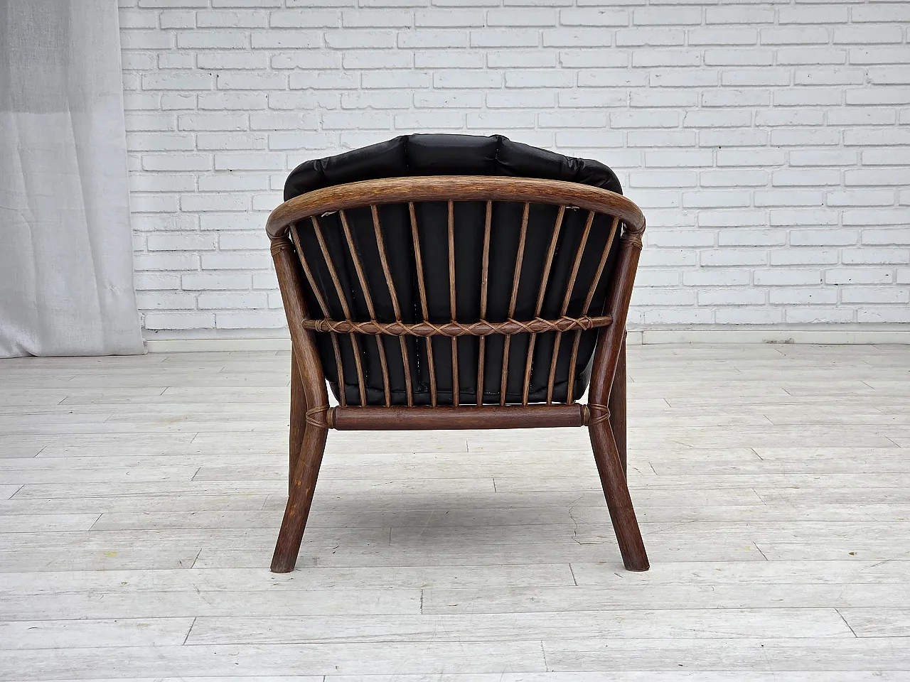 Poltrona danese, rattan, ecopelle nera, anni '70 13