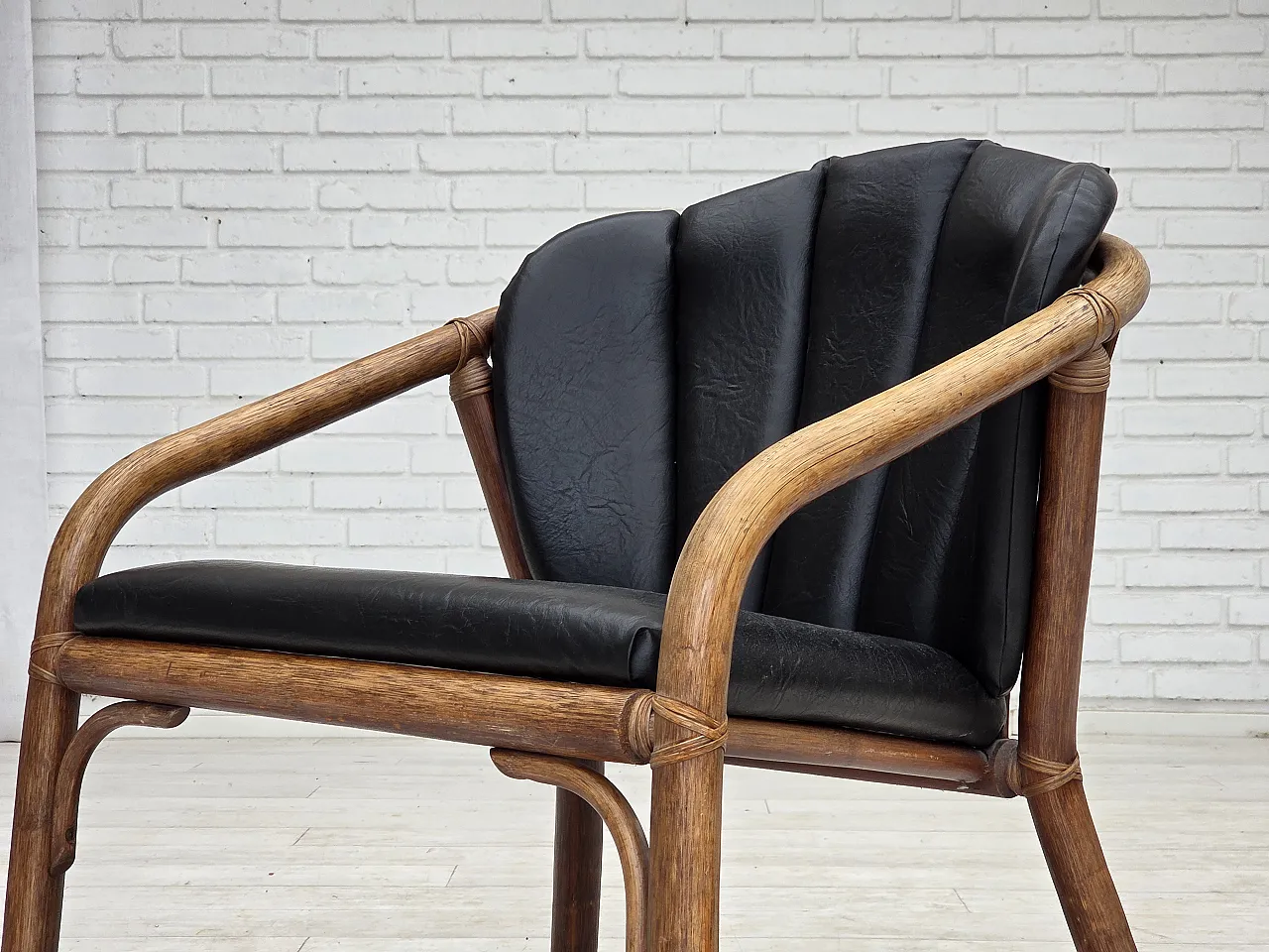 Poltrona danese, rattan, ecopelle nera, anni '70 16