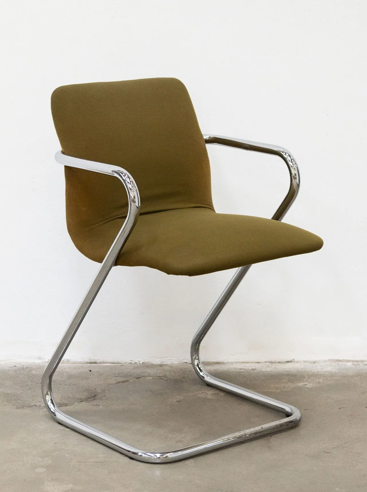 Round glass table with chairs and coffee table, 1970s 12