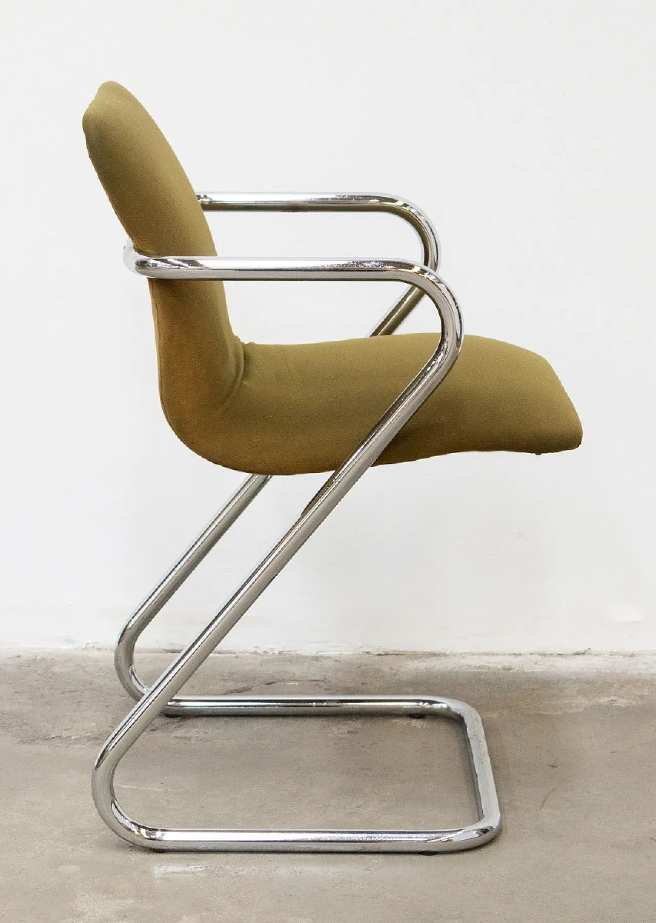 Round glass table with chairs and coffee table, 1970s 14