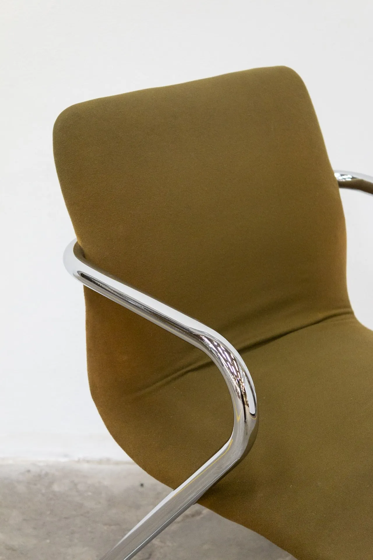 Round glass table with chairs and coffee table, 1970s 16