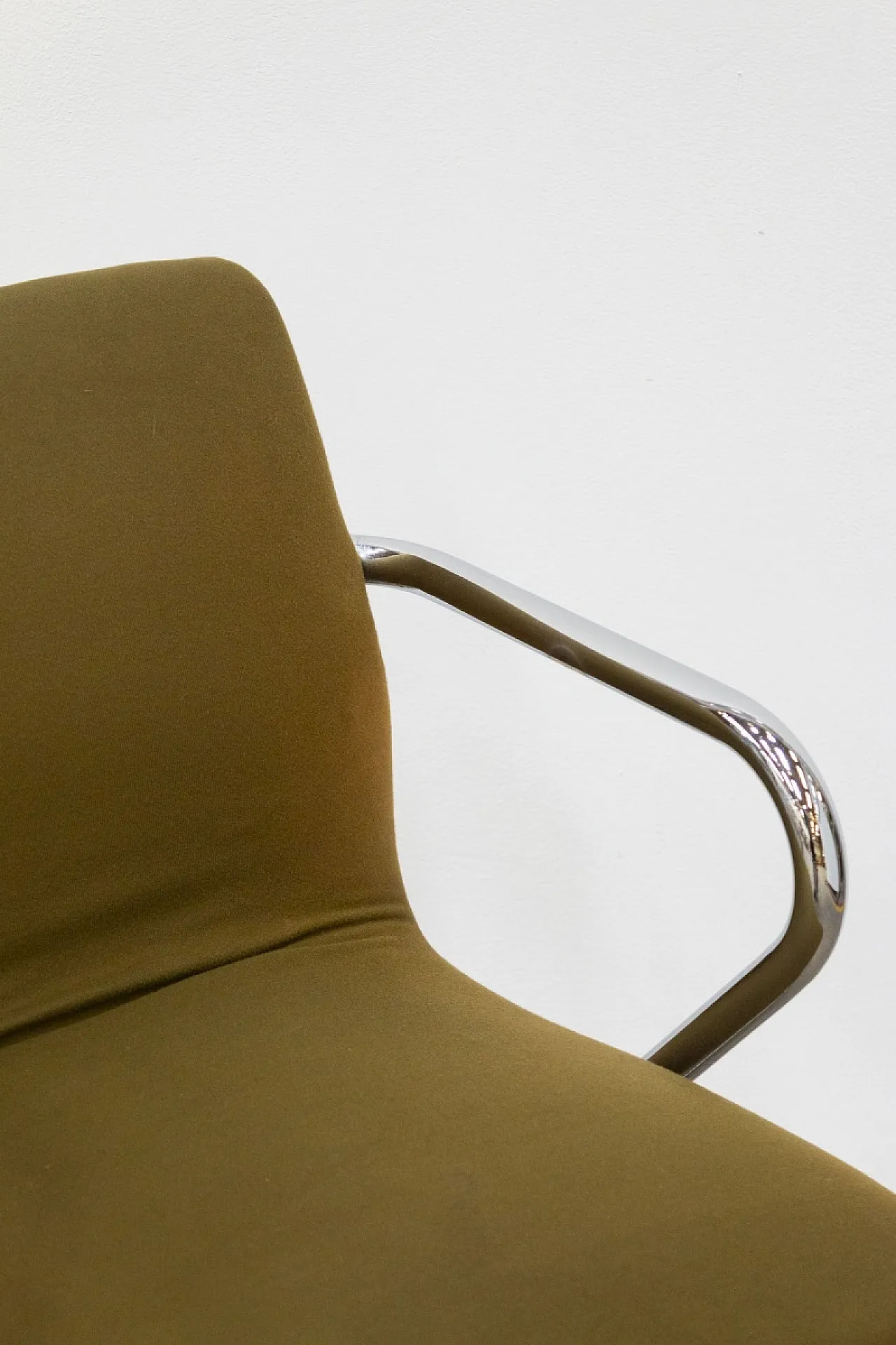 Round glass table with chairs and coffee table, 1970s 17