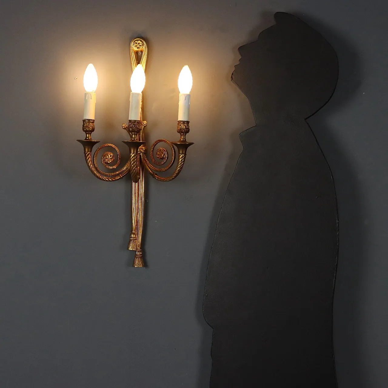 Coppia di appliques in stile Neoclassico in bronzo dorato, primo '900 2