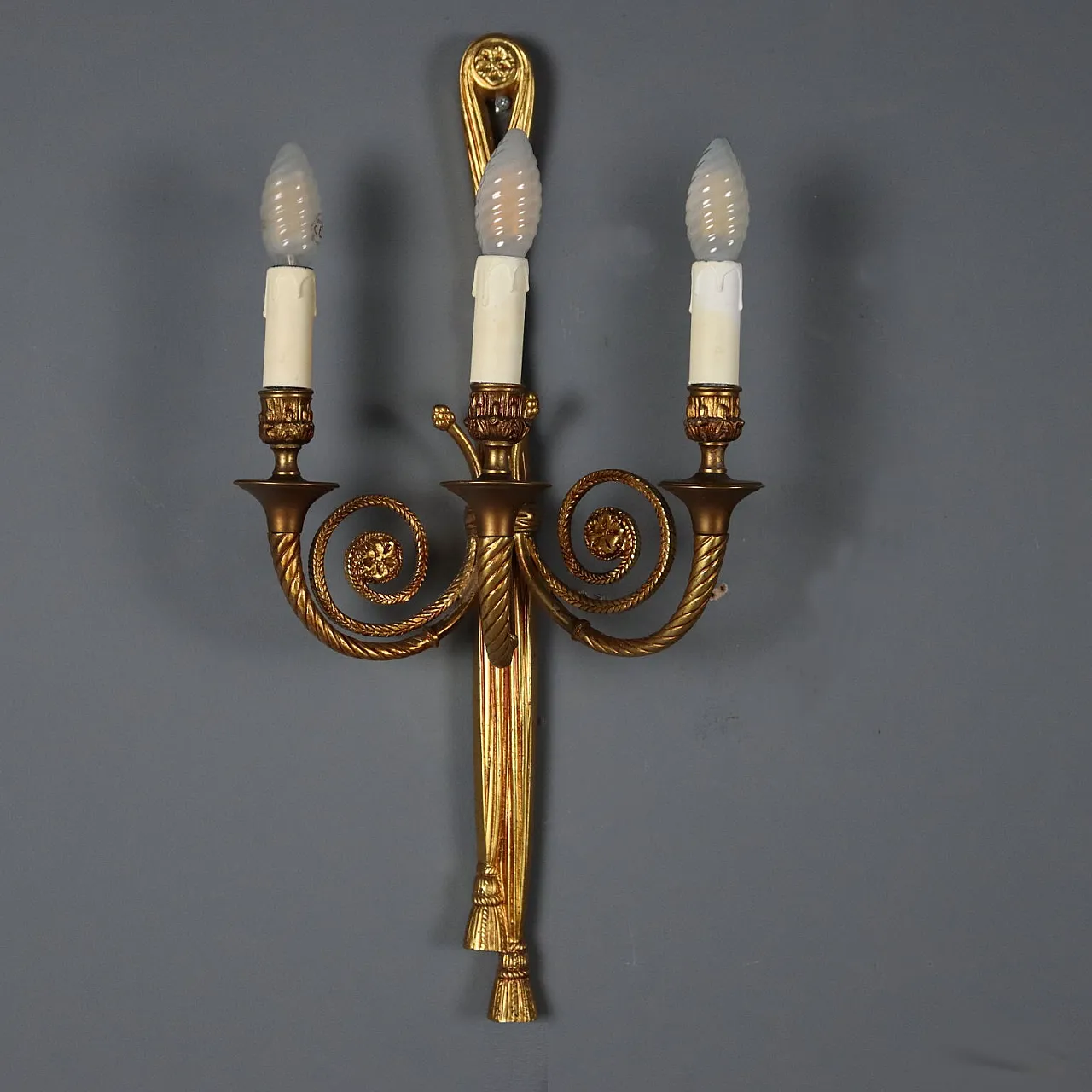 Coppia di appliques in stile Neoclassico in bronzo dorato, primo '900 3