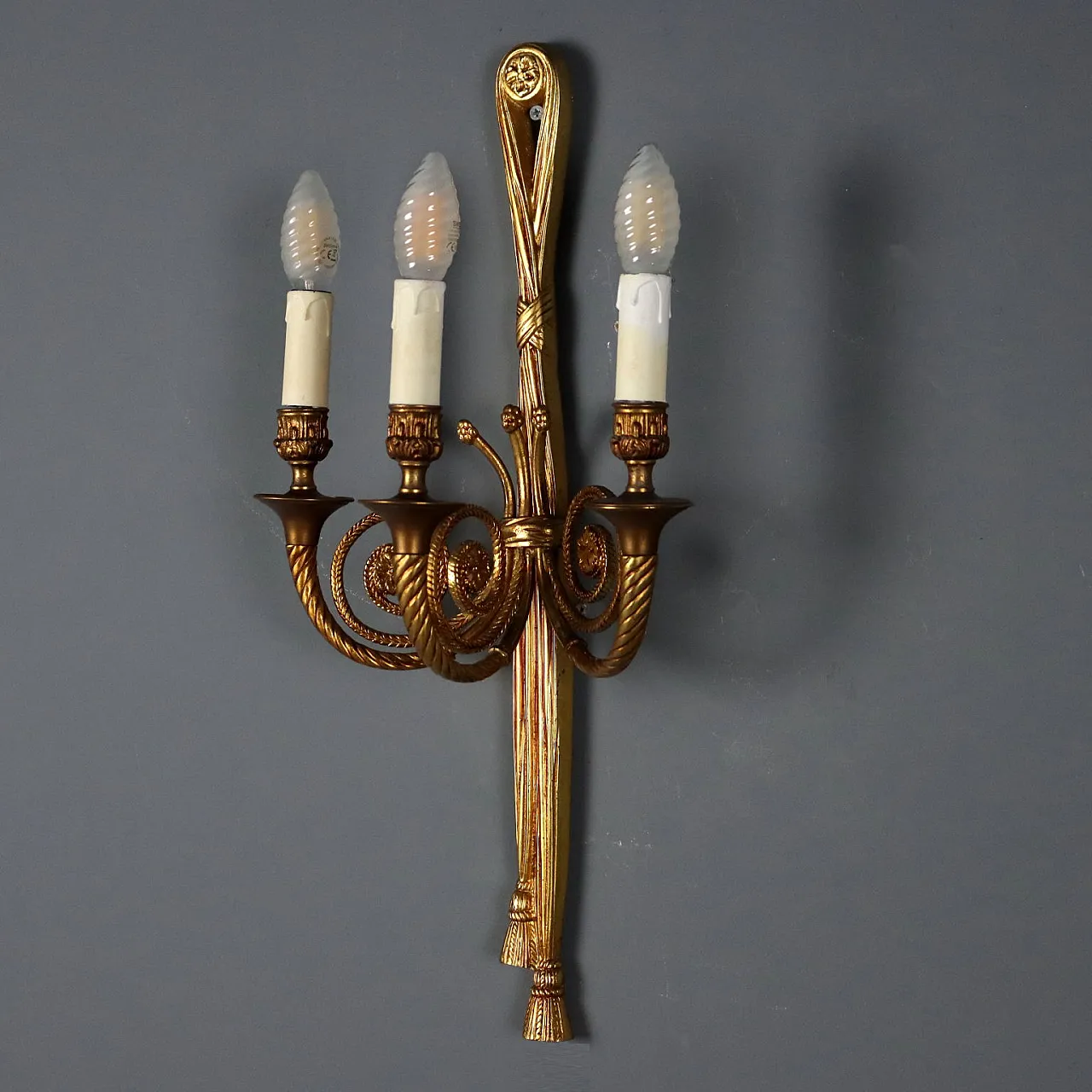 Coppia di appliques in stile Neoclassico in bronzo dorato, primo '900 4