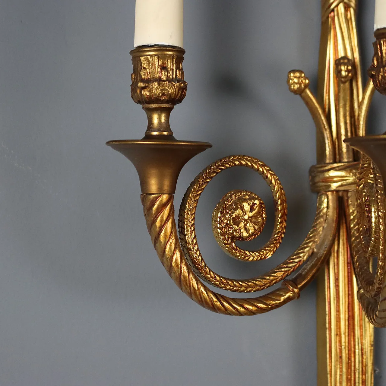 Coppia di appliques in stile Neoclassico in bronzo dorato, primo '900 5