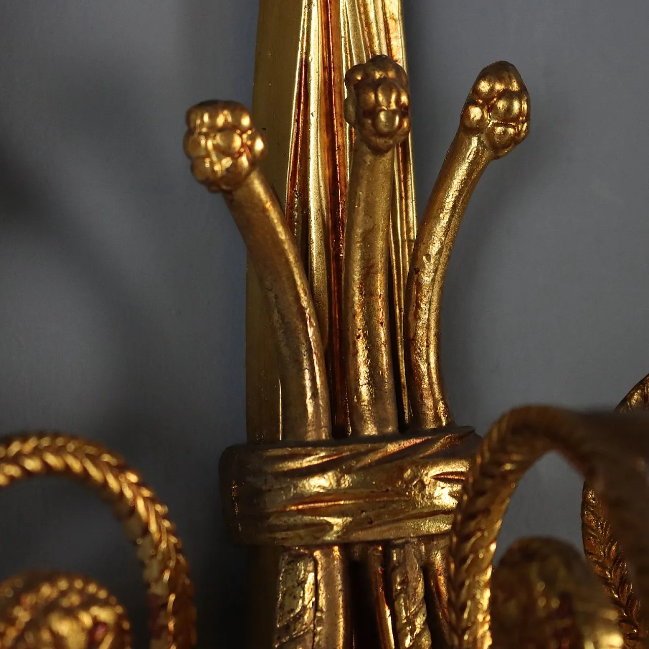 Coppia di appliques in stile Neoclassico in bronzo dorato, primo '900 6