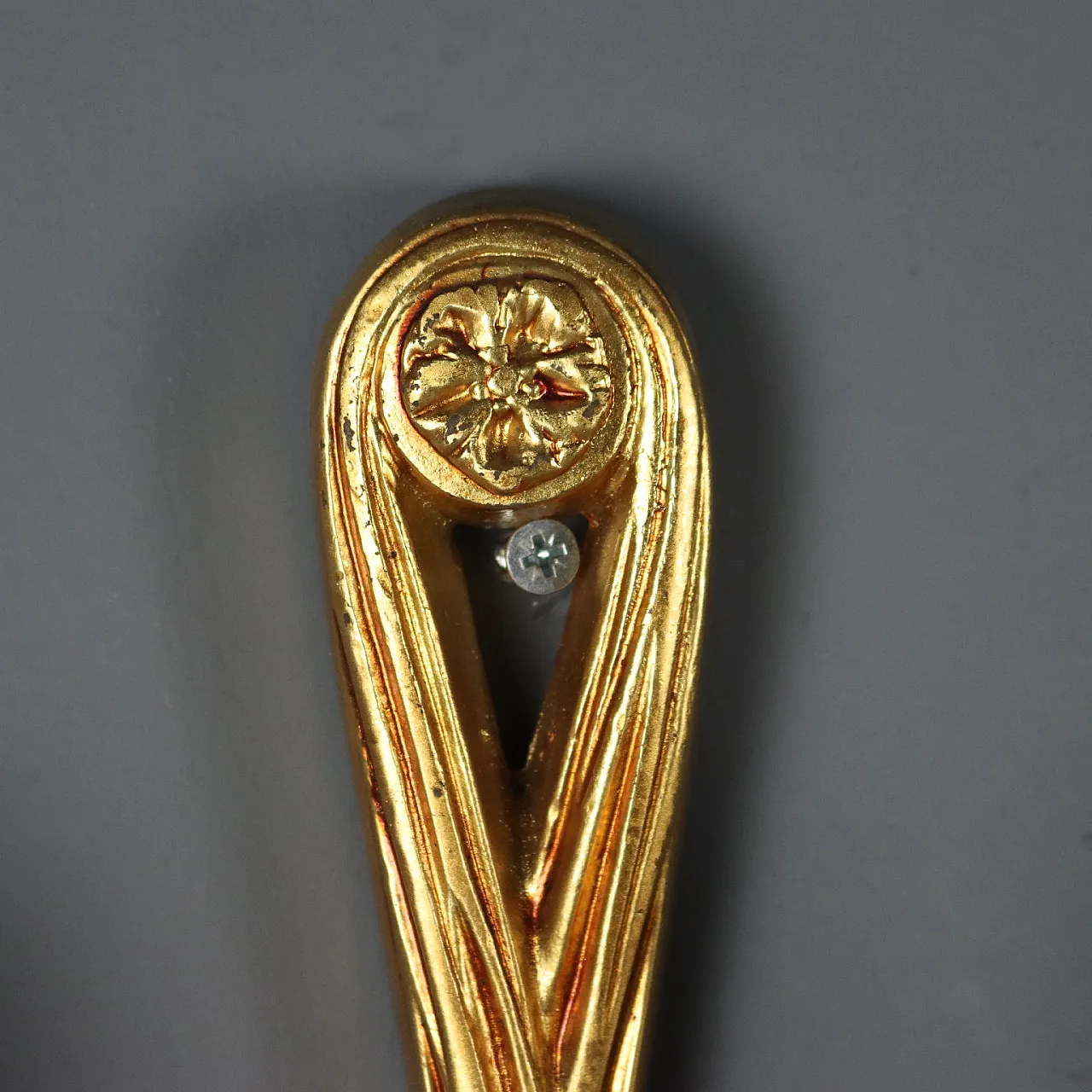 Coppia di appliques in stile Neoclassico in bronzo dorato, primo '900 8