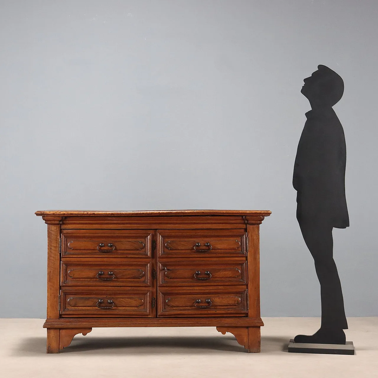 Walnut sideboard, 19th century 2